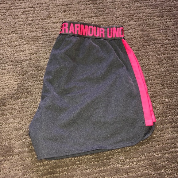 Women’s Under Armour athletic shorts - Picture 2 of 3